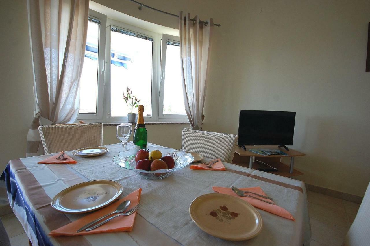 Apartments Nency By El-Pi Tours Malinska Bagian luar foto