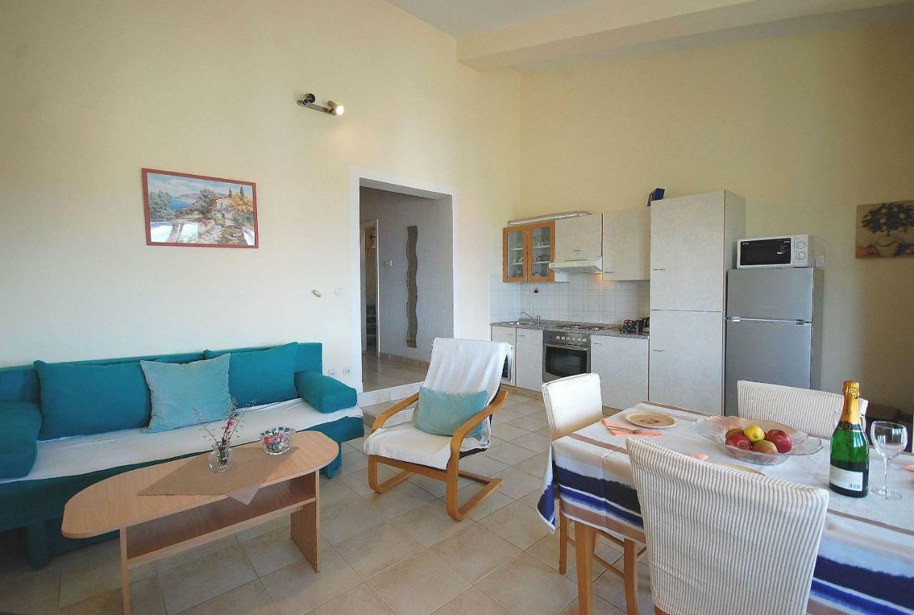 Apartments Nency By El-Pi Tours Malinska Bagian luar foto