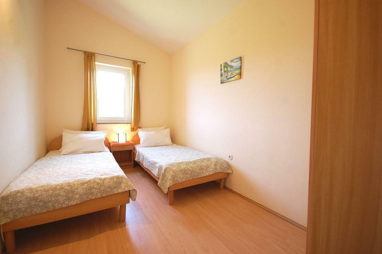 Apartments Nency By El-Pi Tours Malinska Bagian luar foto
